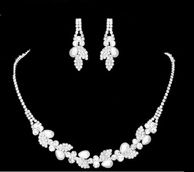 Rhinestone and pearl necklace set